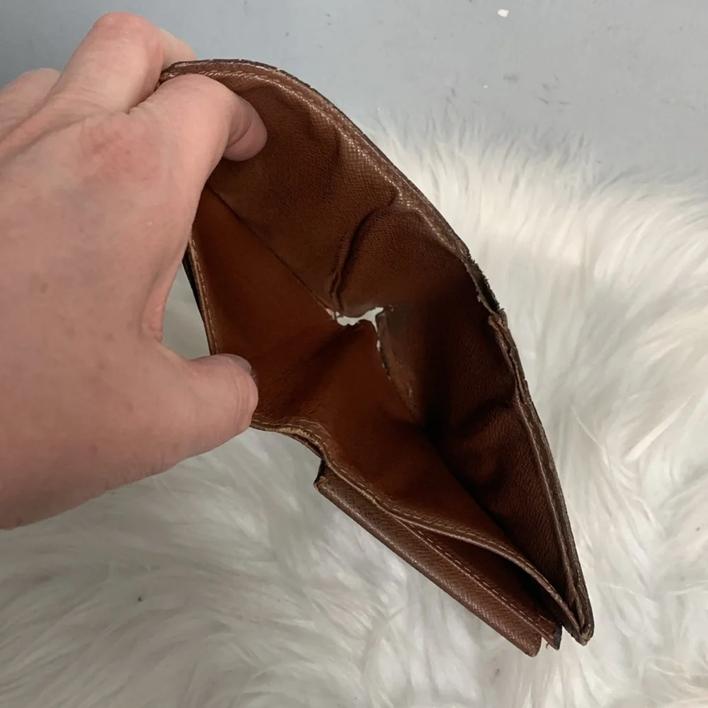 Authentic Louis Vuitton men’s bilfold monogram wallet